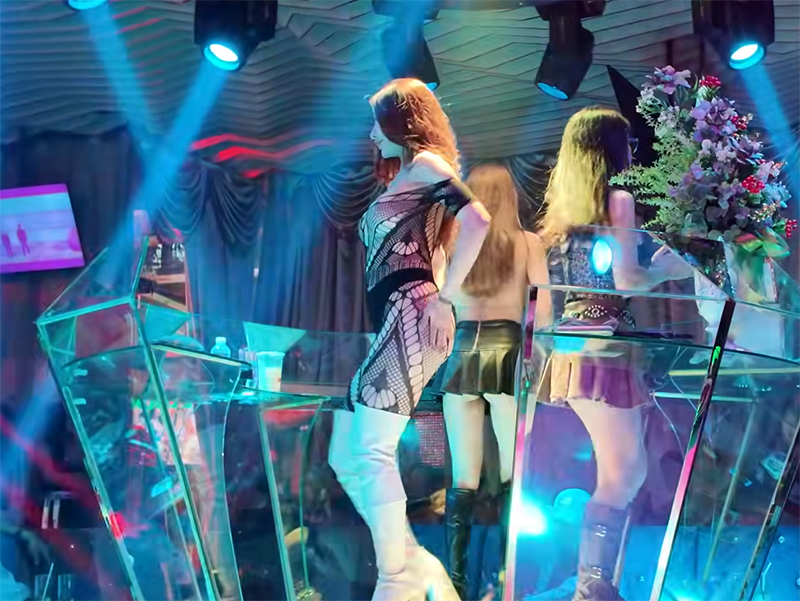 Gái Xinh mặc đồ tất lưới Cực Hot Nhảy trong Quán Cafe DJ Phần 1