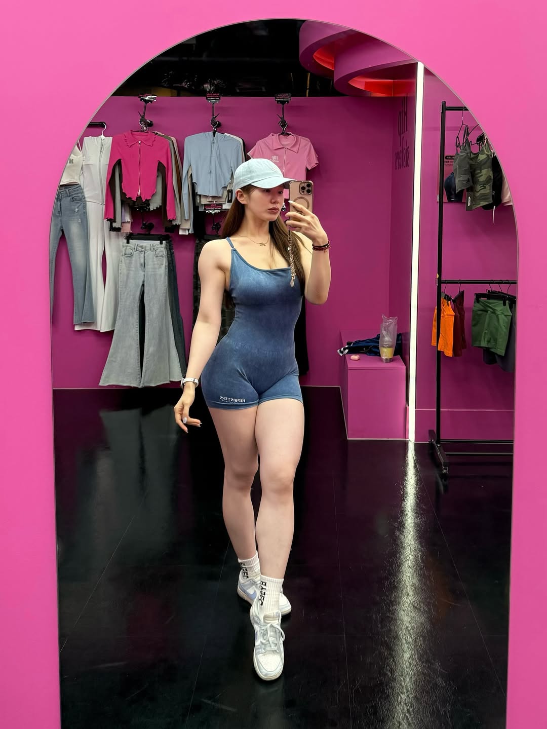 Gái Hàn Quốc Tập Gym mặc quần Bó sát Mu gợi cảm
