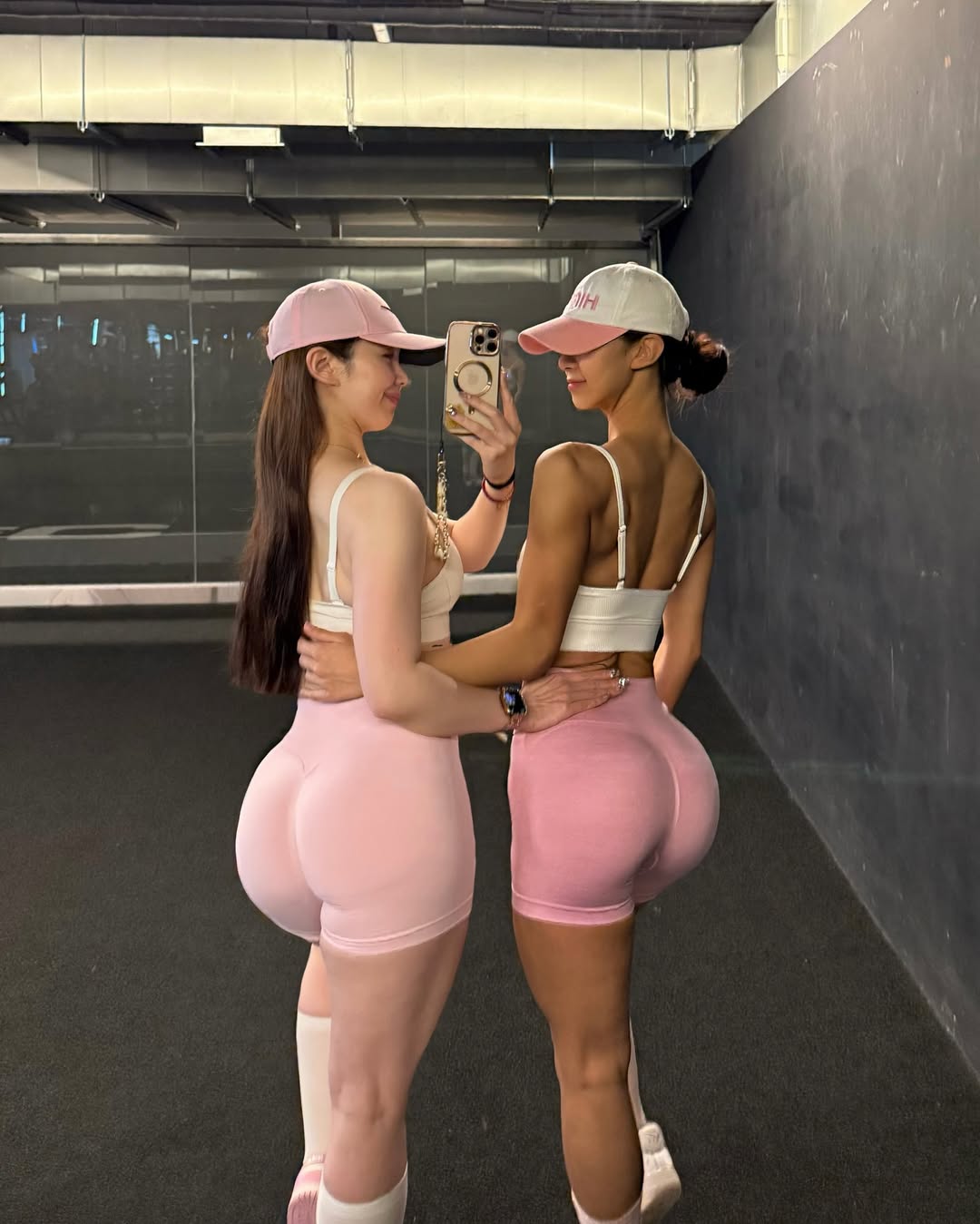 Gái Hàn Quốc Tập Gym mặc quần Bó sát Mu gợi cảm