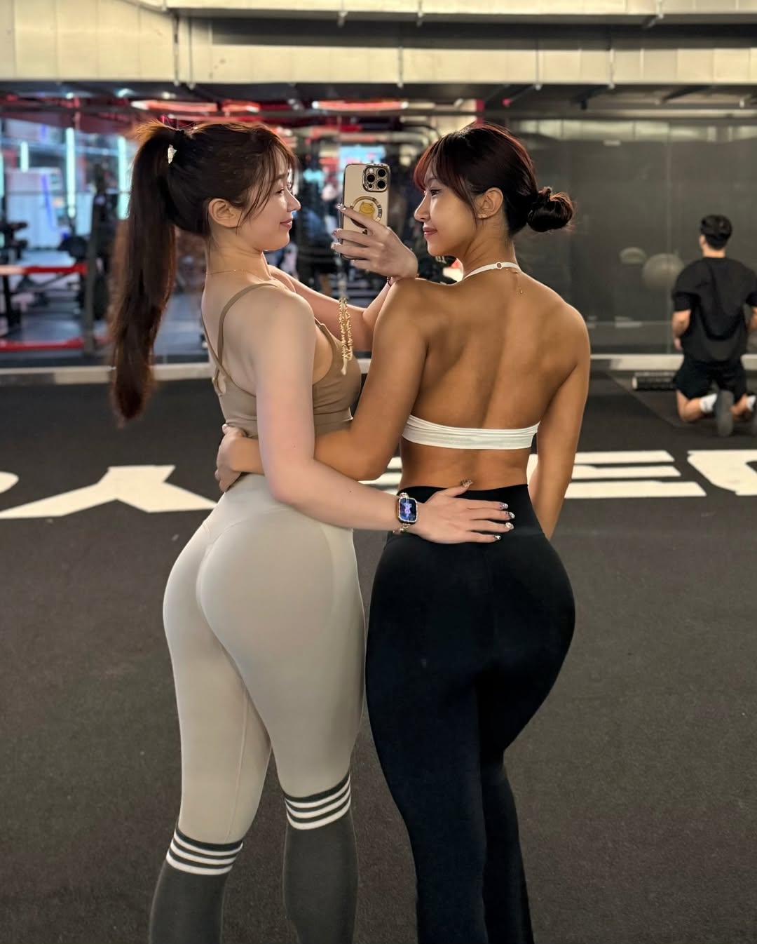 Gái Hàn Quốc Tập Gym mặc quần Bó sát Mu gợi cảm