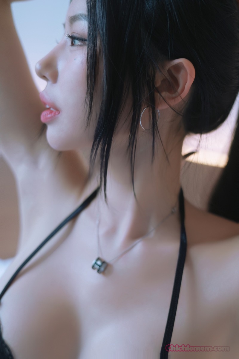 Gái Văn Phòng Dongeuran | Office Girl khoe quần lót màu đỏ cùng tất lưới rách