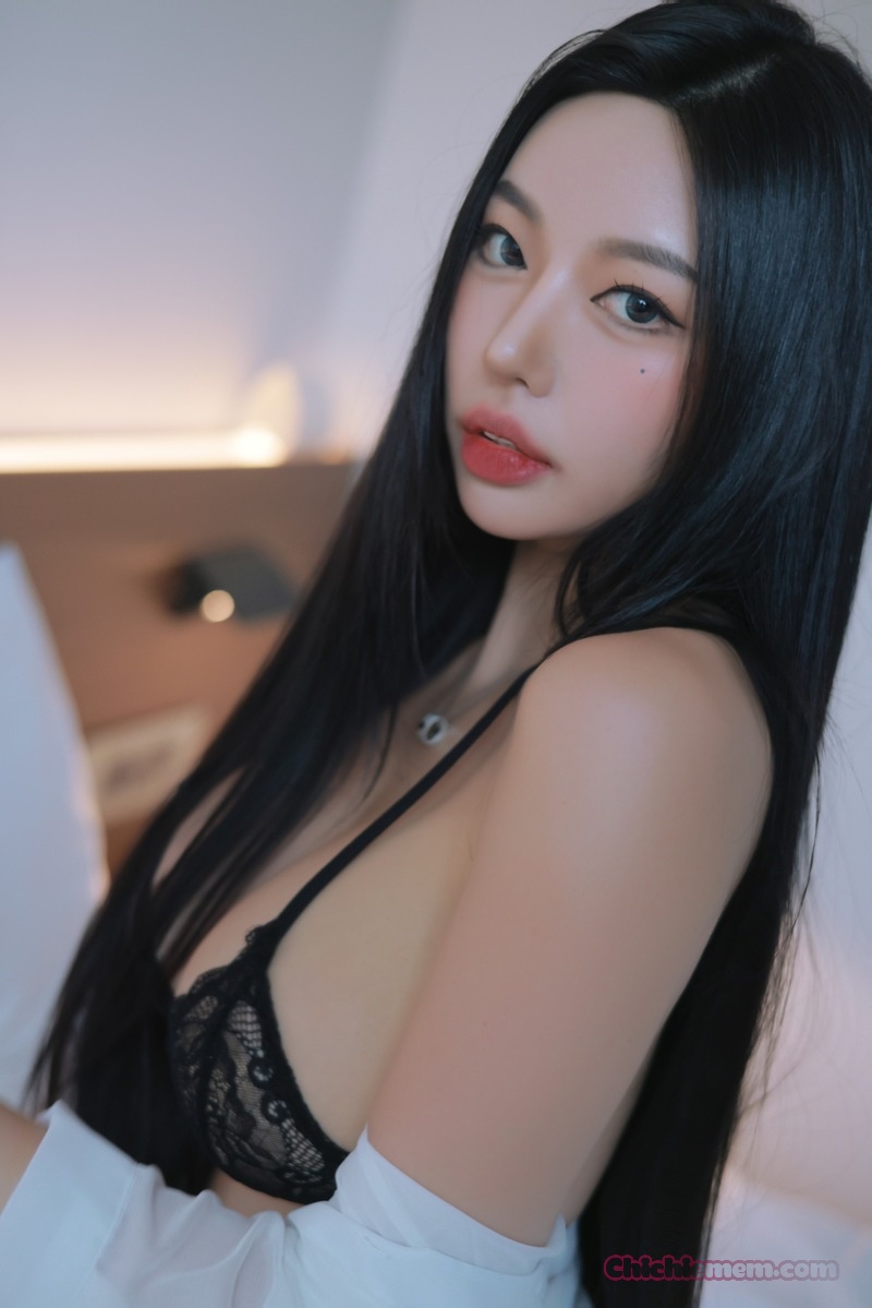 Gái Văn Phòng Dongeuran | Office Girl khoe quần lót màu đỏ cùng tất lưới rách