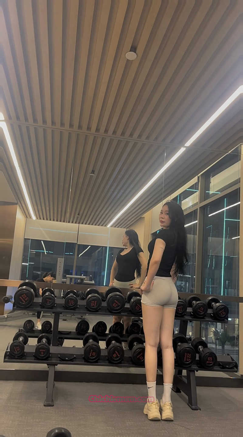 Khánh Vân Gymer mặc quần bó sát với cặp mông to tròn