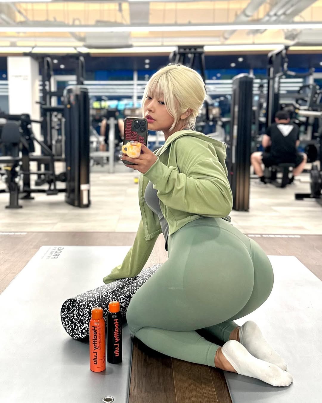 Ngắm Gái Xinh Hàn Quốc tập Gym mặc quần bó sát mông to tròn