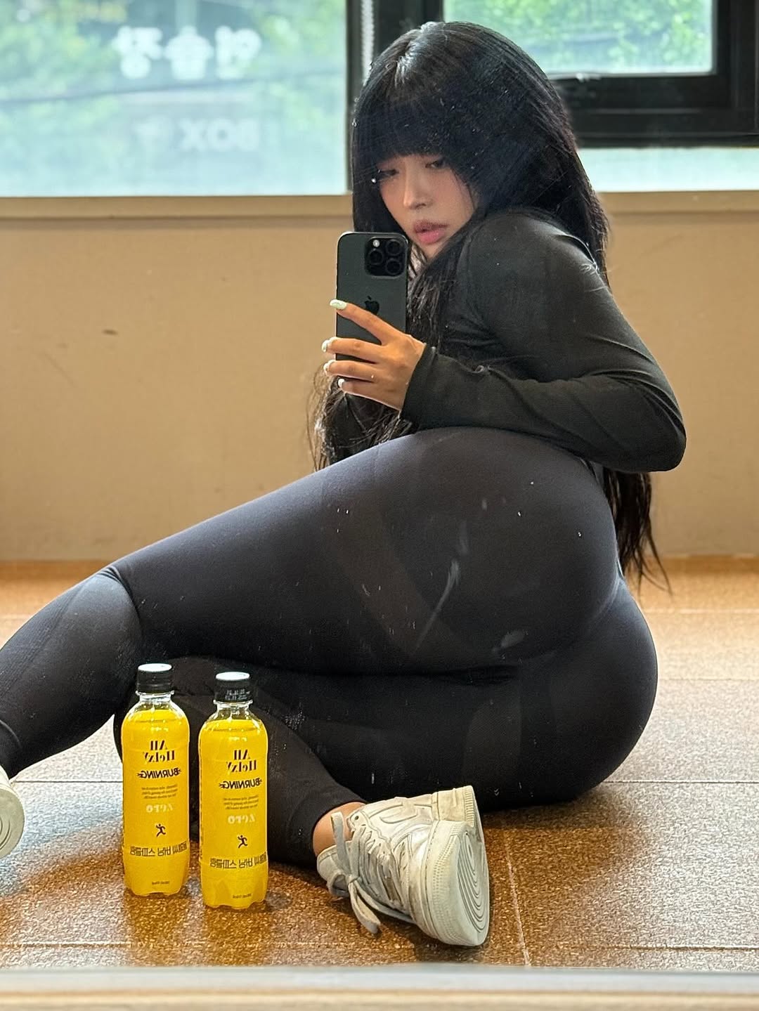 Ngắm Gái Xinh Hàn Quốc tập Gym mặc quần bó sát mông to tròn