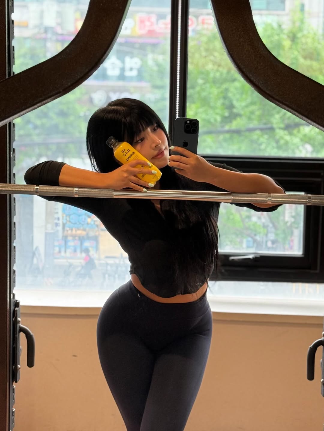 Ngắm Gái Xinh Hàn Quốc tập Gym mặc quần bó sát mông to tròn