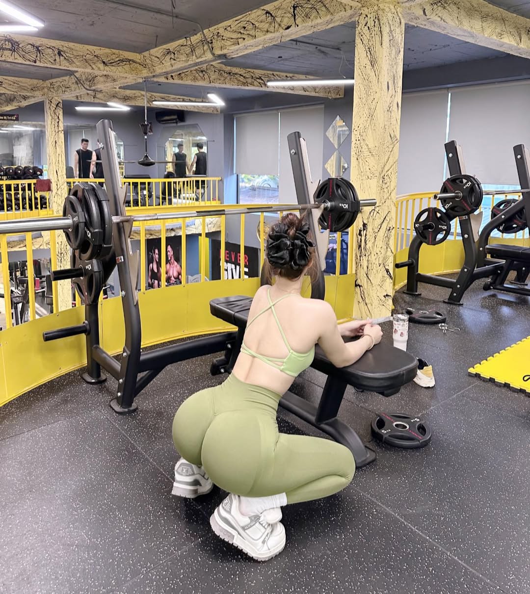 Video Gái Xinh Tập Gym Mông căng tròn gợi cảm mặc quần bó sát khó có thể rời mắt