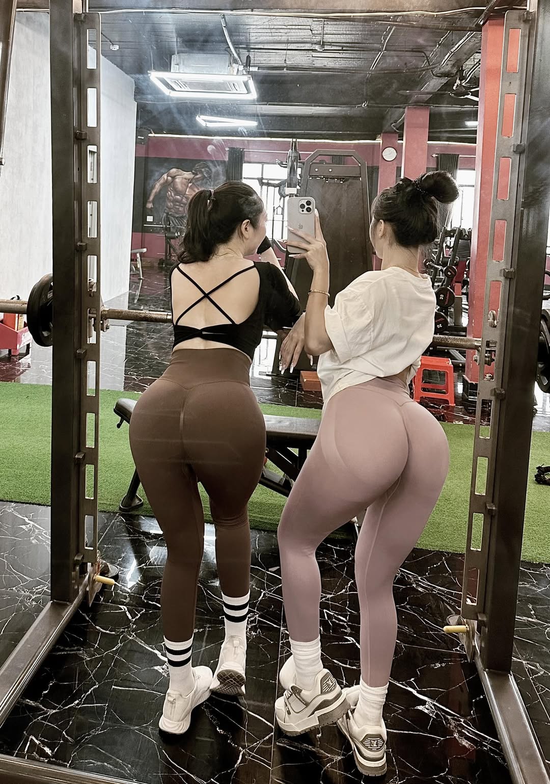 Video Gái Xinh Tập Gym Mông căng tròn gợi cảm mặc quần bó sát khó có thể rời mắt