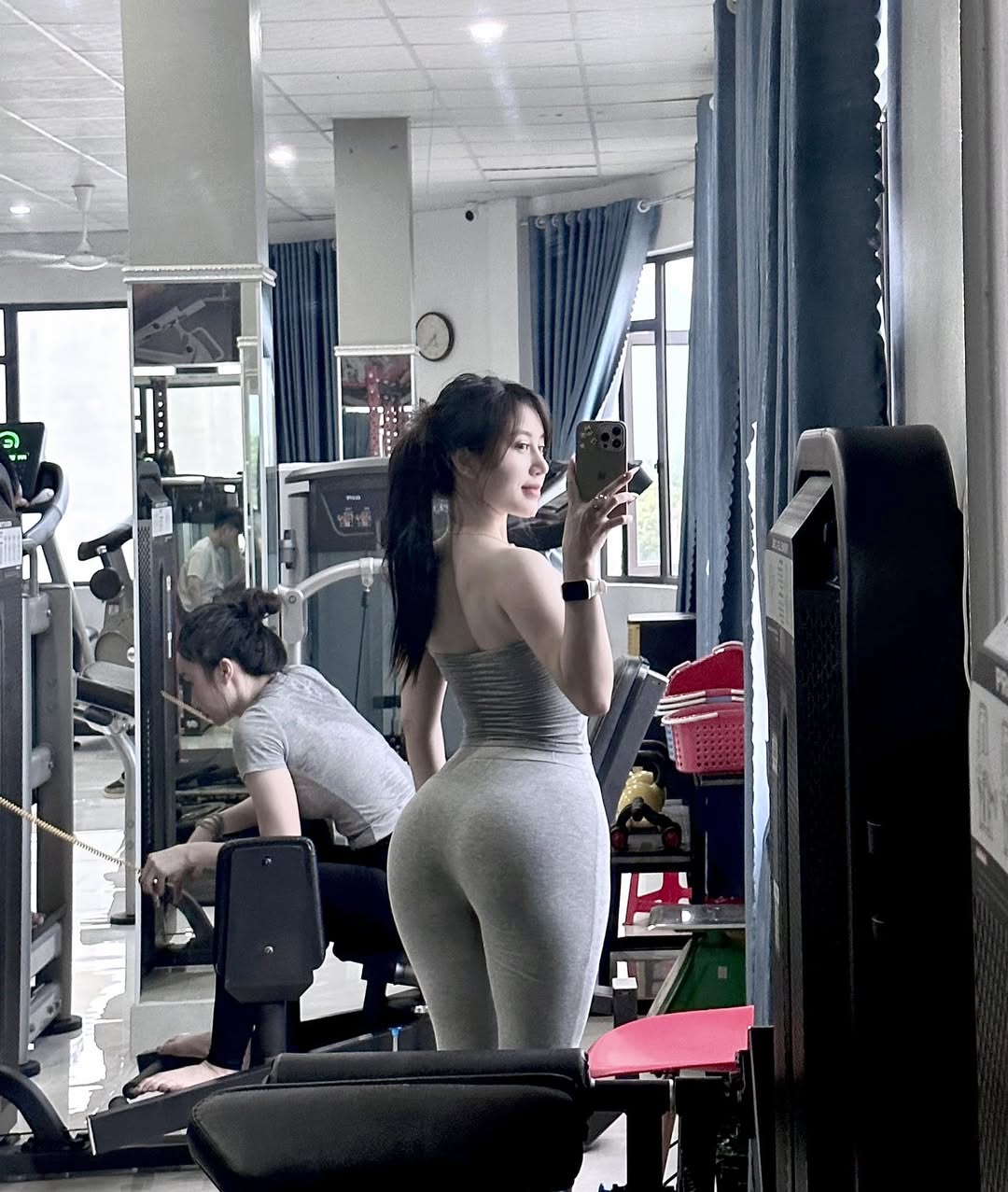 Video Gái Xinh Tập Gym Mông căng tròn gợi cảm mặc quần bó sát khó có thể rời mắt