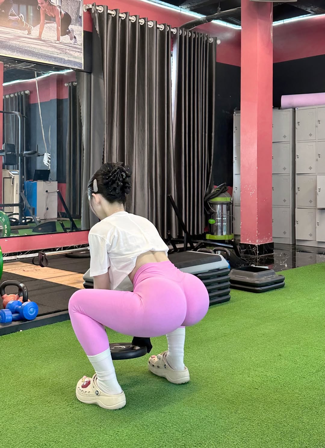Video Gái Xinh Tập Gym Mông căng tròn gợi cảm mặc quần bó sát khó có thể rời mắt