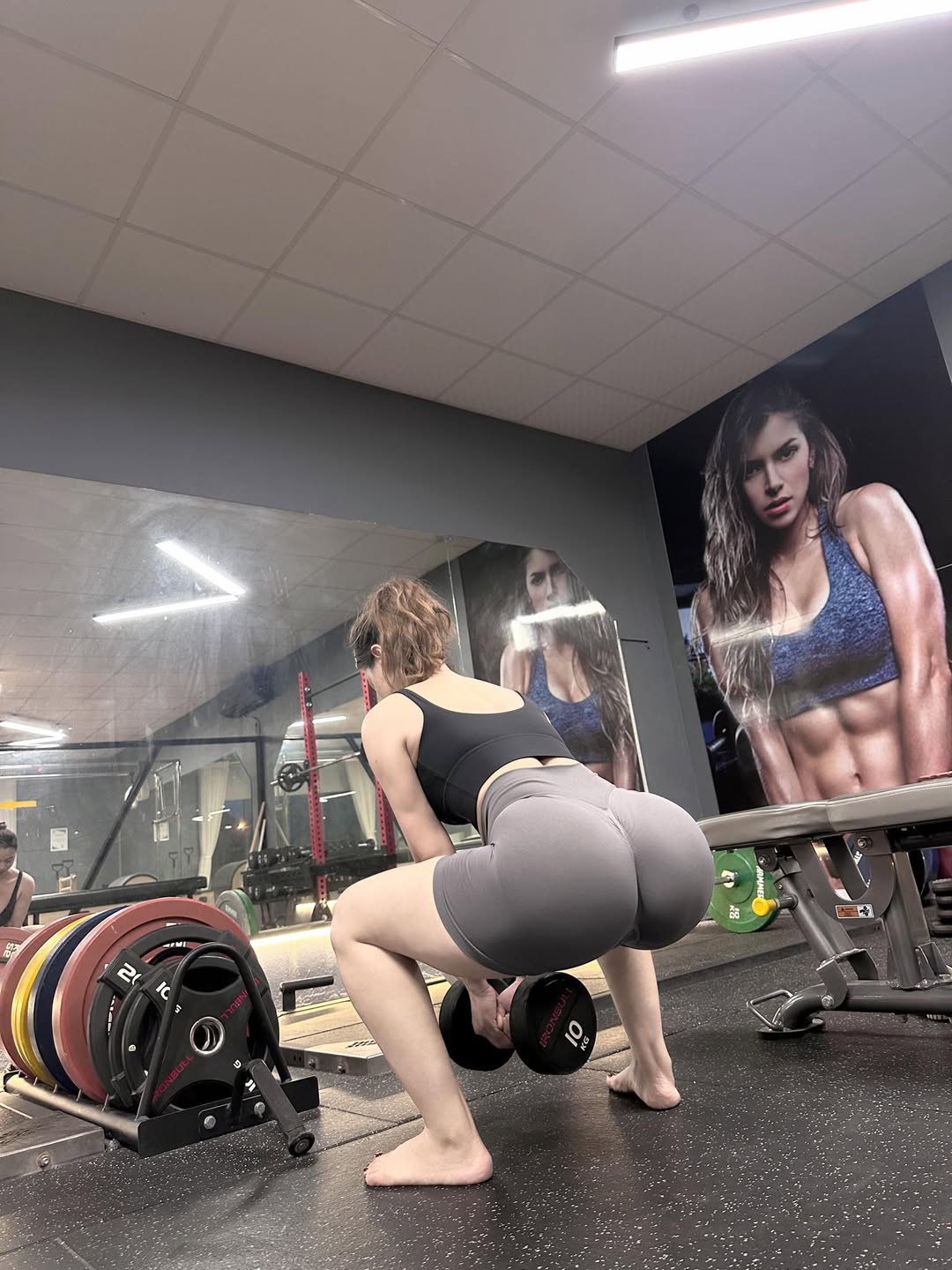 Video Gái Xinh Tập Gym Mông căng tròn gợi cảm mặc quần bó sát khó có thể rời mắt