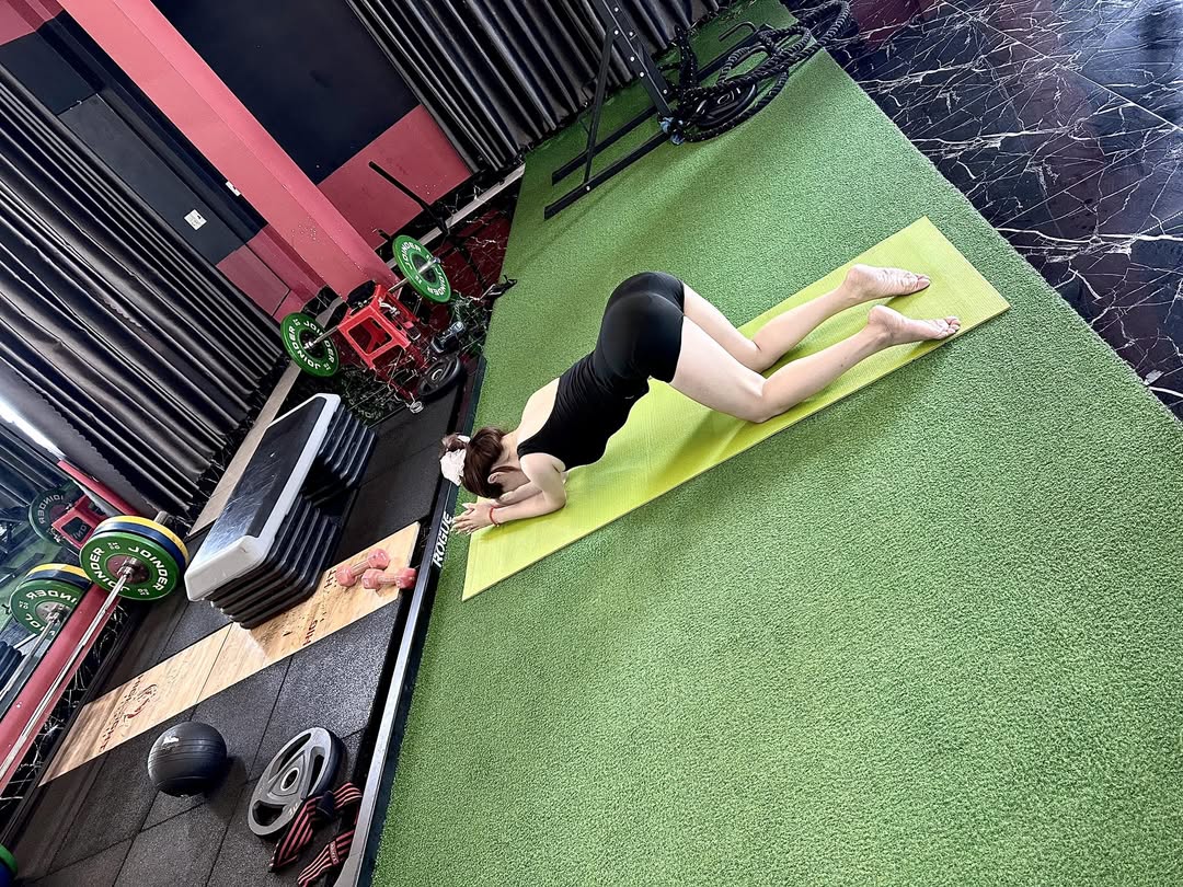 Video Gái Xinh Tập Gym Mông căng tròn gợi cảm mặc quần bó sát khó có thể rời mắt