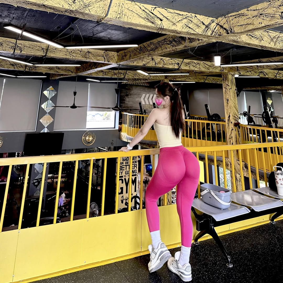 Video Gái Xinh Tập Gym Mông căng tròn gợi cảm mặc quần bó sát khó có thể rời mắt